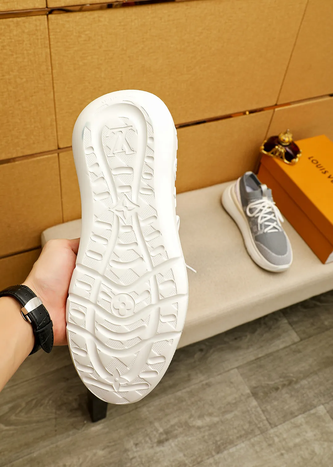Men's men's shoes 💰480💐 Louis Vuitton Louis Vuitton 2025 new four-season lace-up series! The complex fly-knitting process for shoe uppers is now on the market. The counter has LV shape embossed stitching with original patterns, original raw materials, fabrics, and original fly-knitting! The inside is original and customized! 1:1 outsole mold opening! Foam outsole! 38-44 (45 customized)